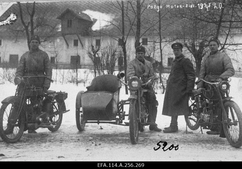 Vabadussõda. 2.Jalaväepolgu sidekomando virgatsid mootorratastega Jõhvis. Paremalt teine komandoülem alamleitnant Robert Lamp.