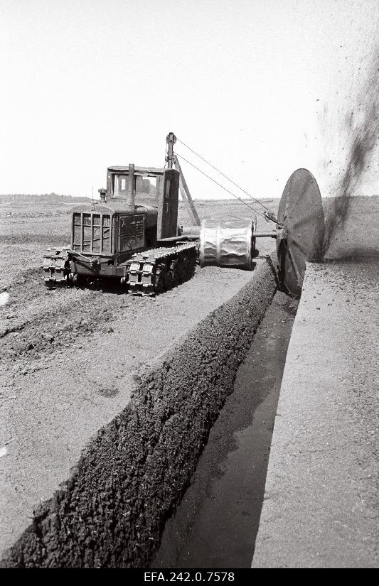 Kraavisüvendustööd masinaga KDM-1 Tootsi turbatööstuses.