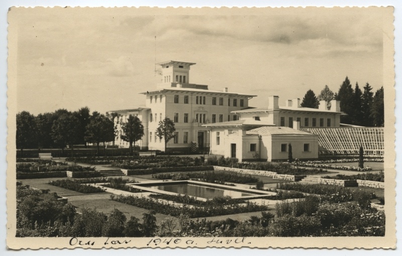 General view of the Oru Castle and the gray area with a tigue near it.