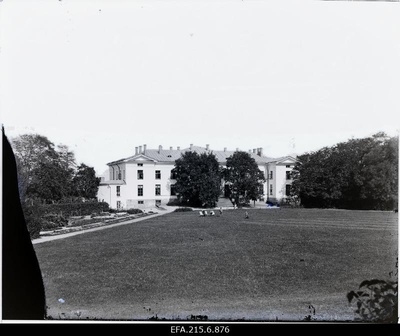 Vaade Järvakandi mõisahoonele.  similar photo