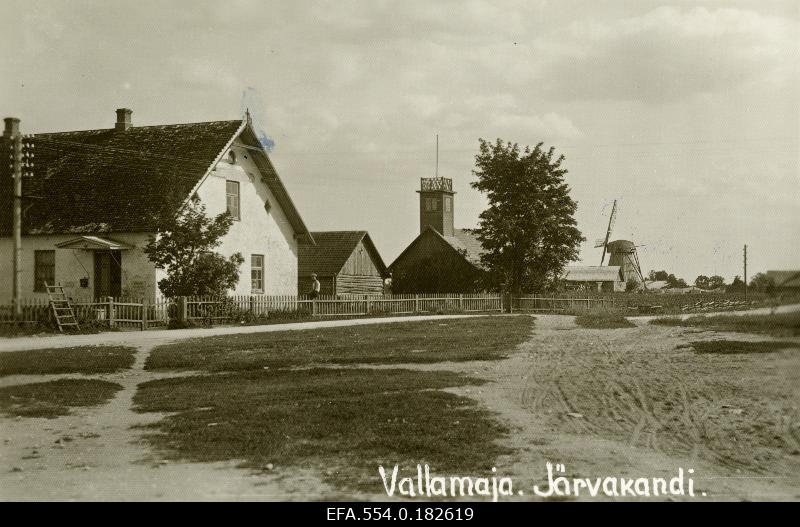 Järvakandi vallamaja (vasakul).