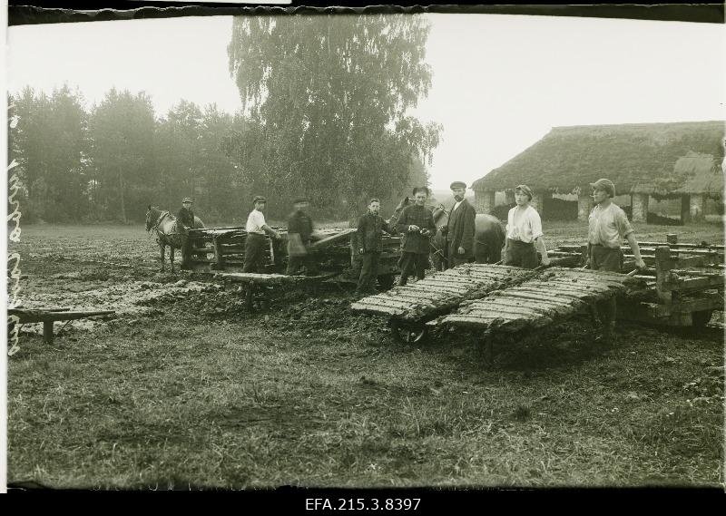 Turba tootmine Viljandi linna turbatööstuses.