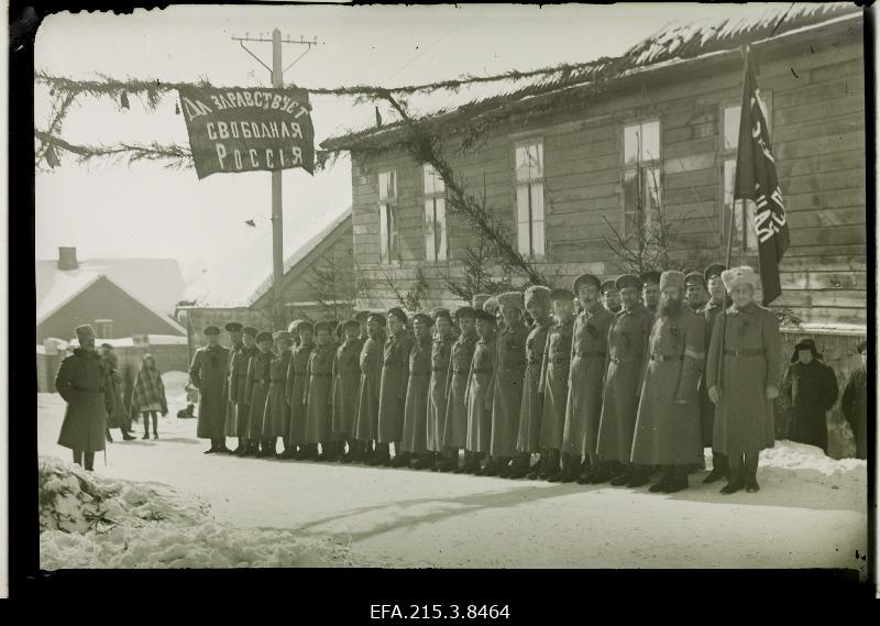 Viljandi garnisoni sõdurid rivis revolutsioonilise plakati all 1917.a. veebruarirevolutsiooni ajal.