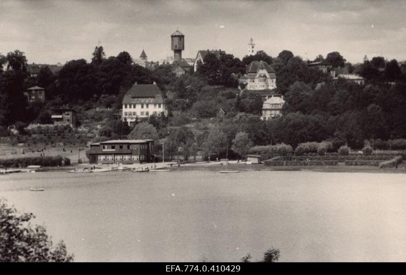 Vaade üle Viljandi järve turismibaasi (endine rannakasiino) suunas Viljandi linnale.