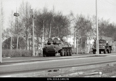 Nõukogude Armee soomusautod Leningradi maanteel asuva bensiinijaama lähedal Eesti Vabariigi iseseisvuse ja sõltumatuse küsimuses korraldatud referendumi päeval.  similar photo