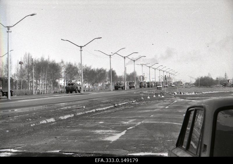 Nõukogude Armee soomusautod Leningradi maanteel asuva bensiinijaama lähedal Eesti Vabariigi iseseisvuse ja sõltumatuse küsimuses korraldatud referendumi päeval.