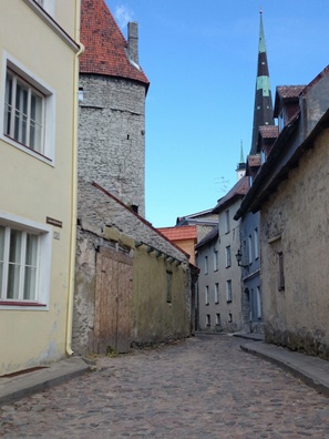 Tallinn, Laboratooriumi tänav, taga kindlustorn ja oleviste kiriku torn. rephoto