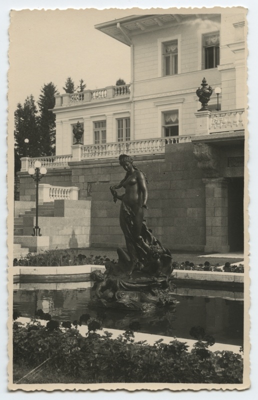 Sculpture in Oru Castle Garden, pool.