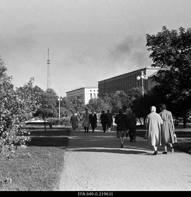 Vaade Tallinna Kaubamajale.  similar photo