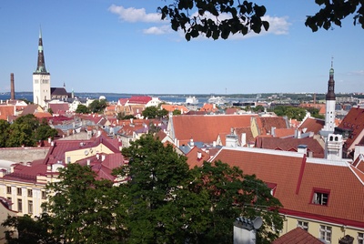 Tallinn, vaade vanalinnale Toompealt, vasakul Oleviste kirik. rephoto