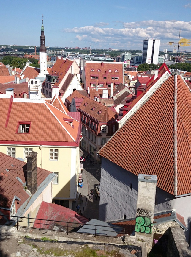 Tallinn, vaade Toompealt ida suunas, taga Pühavaimu kiriku torn. rephoto