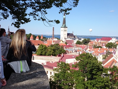 Tallinn, vaade Toompealt Oleviste kiriku suunas. rephoto
