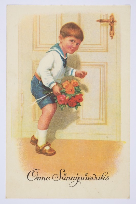 Sünnipäevakaart lilledega poisiga ukse taga ja tekstiga "Õnne Sünnipäevaks"