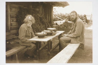 Saaremaa Lõu küla sõrulased Hendrek Puupu (90 a) ja Abram Roes (49 a) keskhommikut söömas  duplicate photo