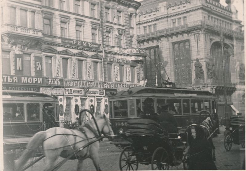 Photo. Petersburg. View of Nevski's prospectus from the corner of Jelissejev's storehouse. Photo ca XX saj. From the beginning.