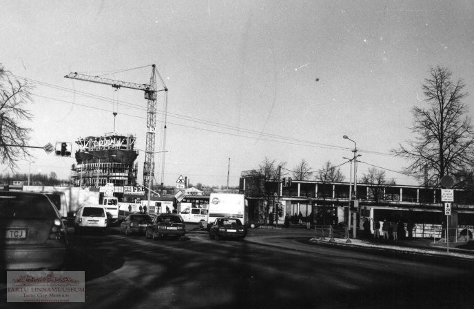 Construction of the bus station (best) and the Emajõe Business Centre (so-called Plasku). Tartu, 1998. Photo Aldo Luud.