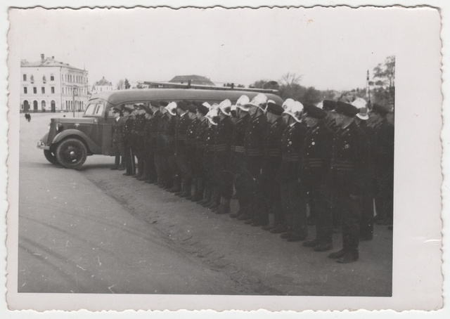 Row of Tartu ut members at the bus during studies in 1943
