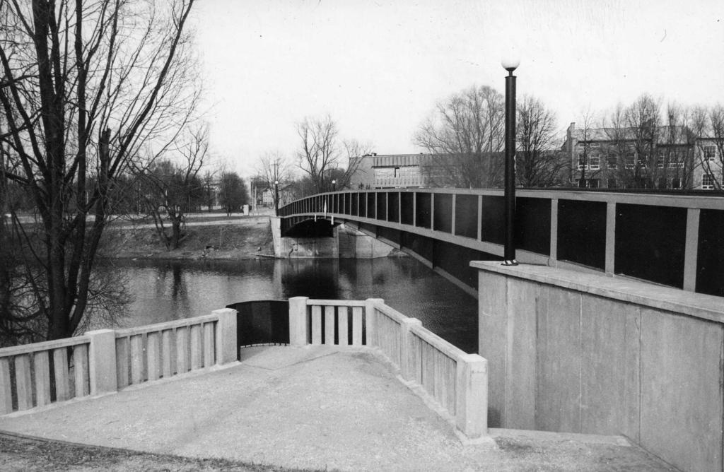 Pedestrian bridge (rail bridge) at the wide t. Tartu, 1998. Photo Aldo Luud.