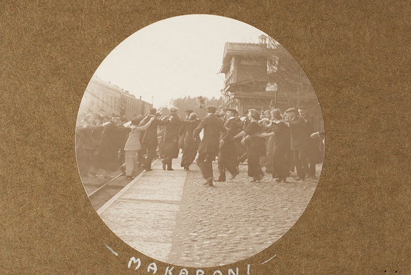 Tartu Estonian student trip to Tallinn for the performance "Murueide daughter", 1914