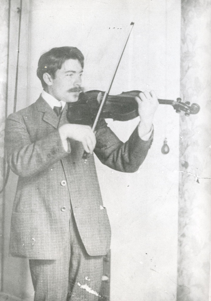 Johannes Aavik viiulit mängimas