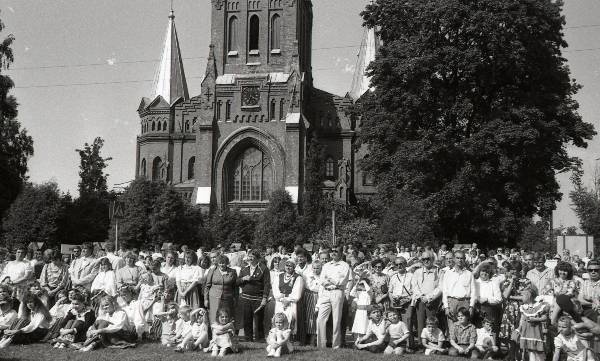 Photo-negative. Tartu Song Festival 1990 at the opening ceremony of the I songupeo on Narva Mountain. Group picture.