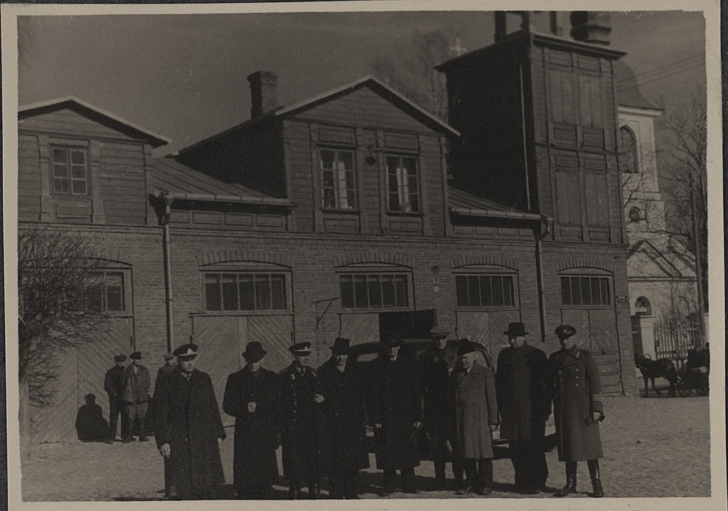 An excursion for the audit of the Estonian fire extinguishing. In front of Võru VTÜ building