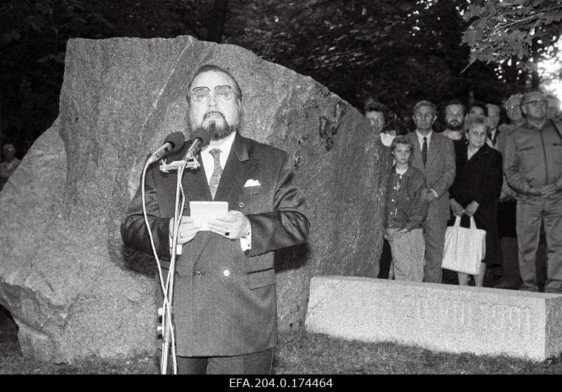 Riigikogu liige Ülo Nugis kõnelemas mälestuskivi avamisel Toompeal seoses 1991.a. Nõukogude Liidus toimunud  putši aastapäevaga.