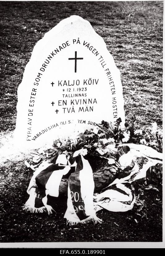 Sihtasutuse Eesti Ühisabi Rootsis (EÜR) poolt asetatud mälestuskivi Kaljo Kõivule Jomala kalmistul Ahvenamaal.