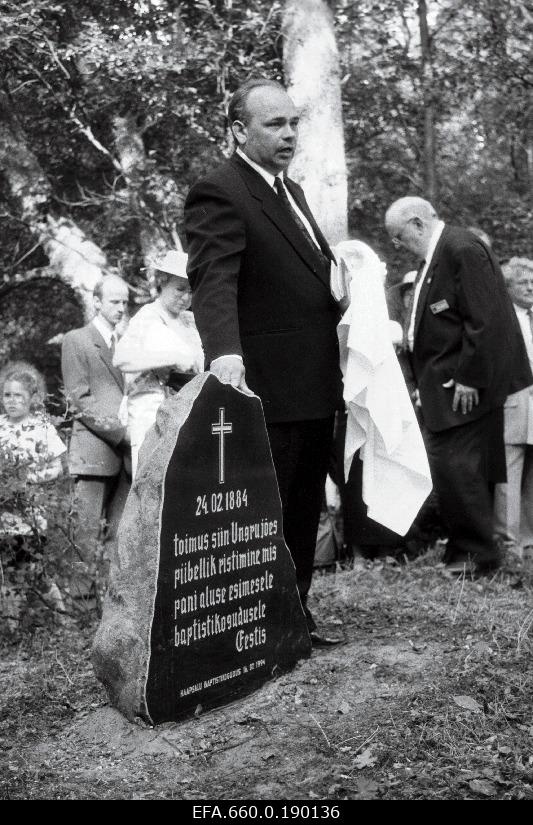 Eesti Evangeeliumi Kristlaste ja Baptistide Koguduste Liidu  president Joosep Tammo mälestuskivi avamisel Ungrus baptistide kokkutuleku ajal.