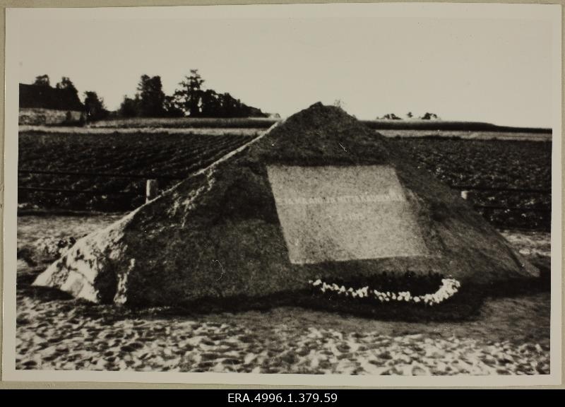 Eesti Vabadussõja Valkla lahingu mälestuskivi tekstiga "Siiamaani ja mitte kaugemale" Harjumaal Valkla külas
