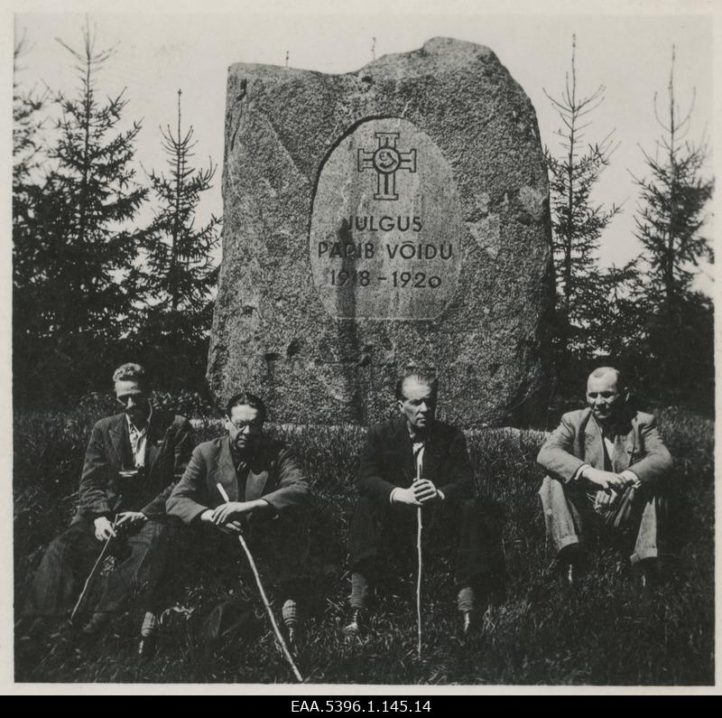 Neli meest istumas Vabadussõja monumendi, Punapargi mälestuskivi ees