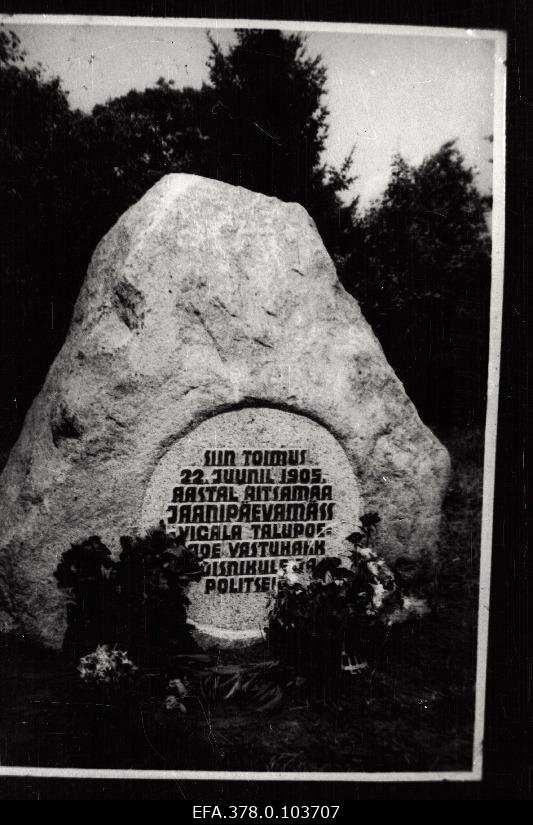 Mälestuskivi tähistamaks Vigala talupoegade "jaanipäevamässu" 1905.a. endise Aitsamaa talu asukohas. Mälestuskivi avamine 1. juulil 1978.a.