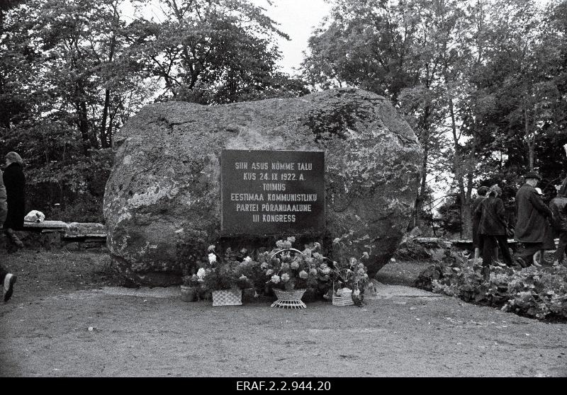 Mälestuskivi avamine Nõmme talu asukohas, paigas, kus toimus 24. sept. 1922. a. EKP III Kongress.