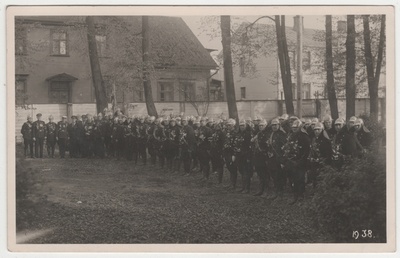 Tartu VTÜ trainers' station under parking trees in 1938.  duplicate photo