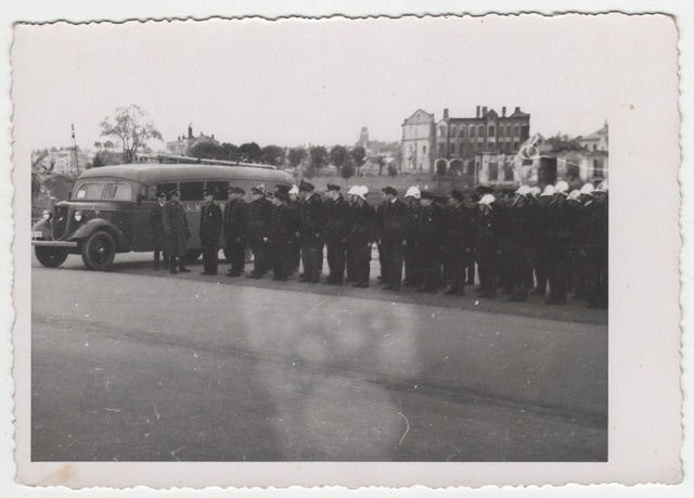 The line of members of Tartu VTÜ at the bus during the studies, the ruins of the Tartu Kutselise Fire Antiguard Building in 1943.