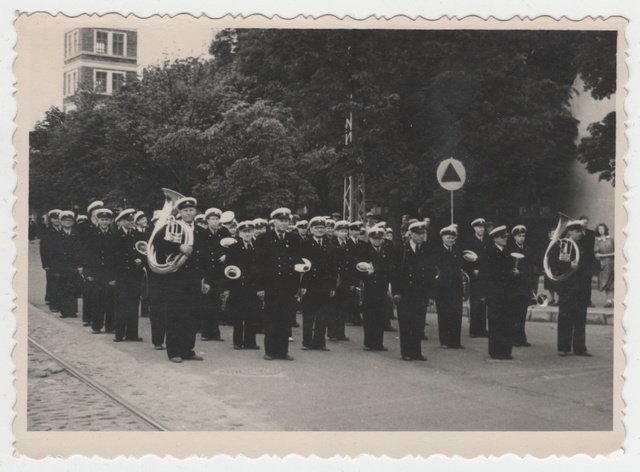 Tallinn VTÜ restpill orchestra on the line of train walks.