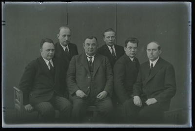 klaasnegatiiv ja foto kuue mehe seas dr.Naaris Paide 1930-ndad  similar photo