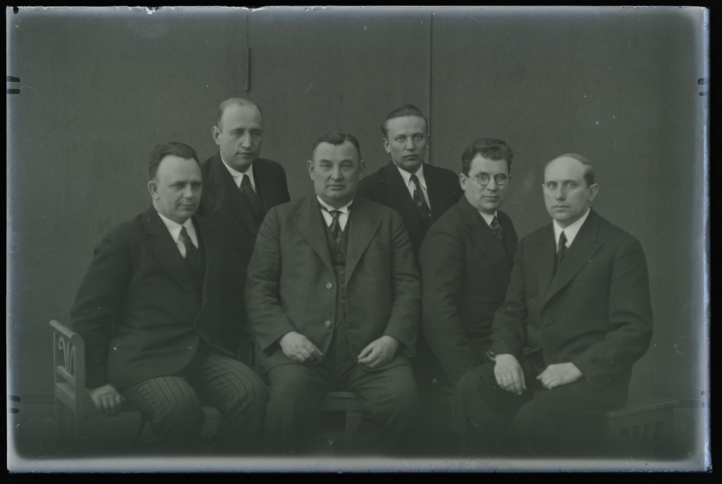klaasnegatiiv ja foto kuue mehe seas dr.Naaris Paide 1930-ndad