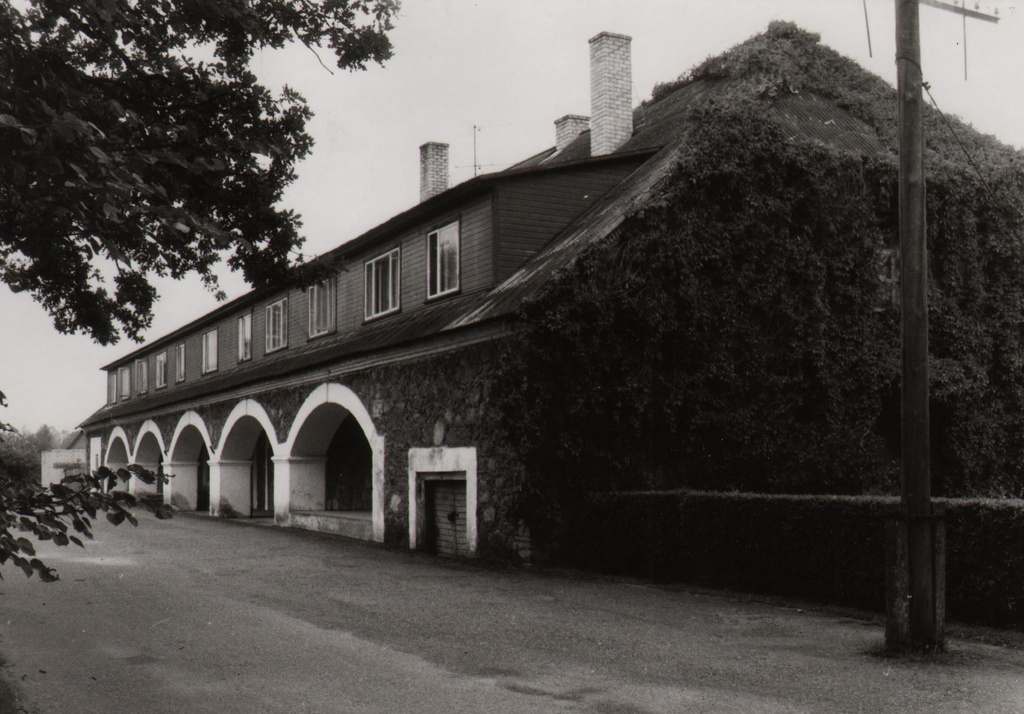Vändra ourrei, outdoor view from stone to the building.