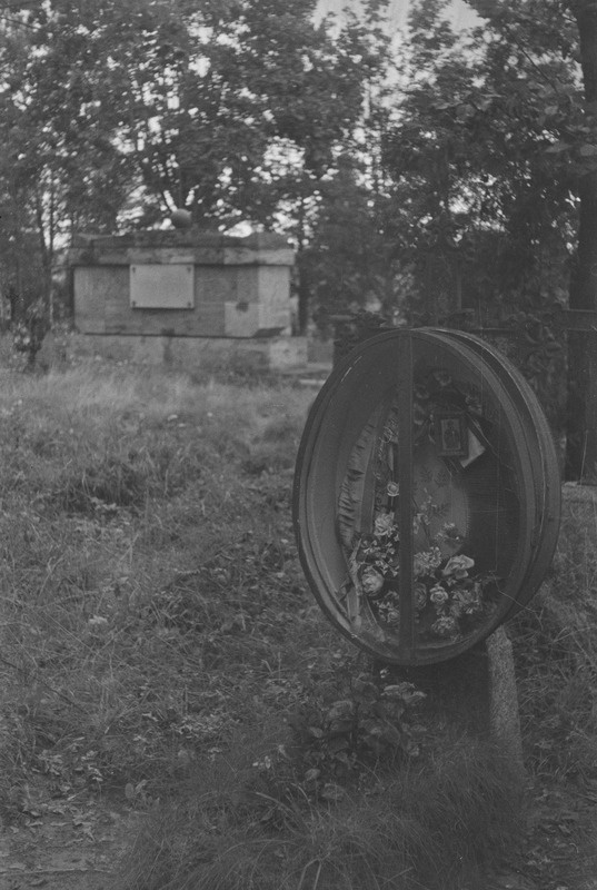 Haud, plekkpärjaga ja fotoga ja klaasitud plekkkarbiga Tartu Jaani uuel kalmistul, 02. IX 1941