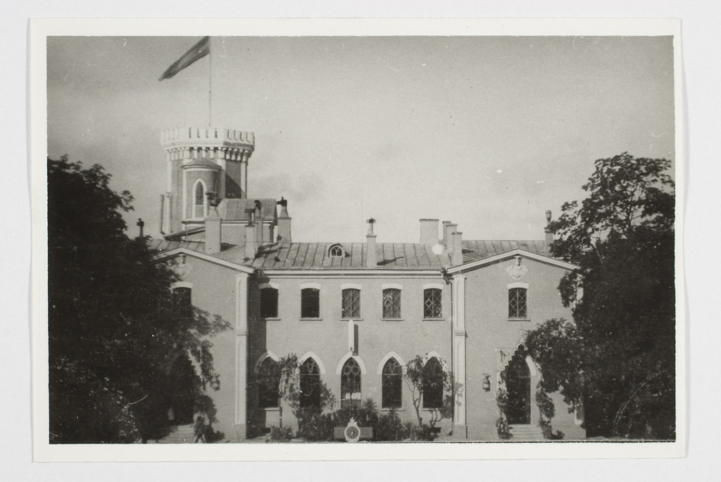 Keila-joa castle façade. At the forefront of gong.