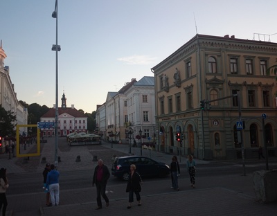 Raekoja tänav, vaade Kivisillalt raekoja suunas rephoto