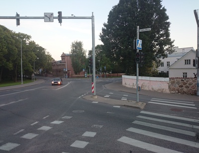 Tartu vaade Vabadussilla (Puusilla) poolt Laiale ja Emajõe tänavale, premal Botaanikaaia müür. XX saj. II pool. rephoto