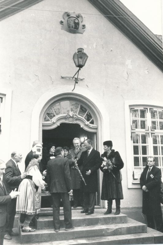 Photo. The King and Queen of Sweden visited Läänemaa 24.04.1992. Representatives of Muhu municipality handed over a gift at the stairs of Läänemaa Museum.
Photo: M.Naumov.