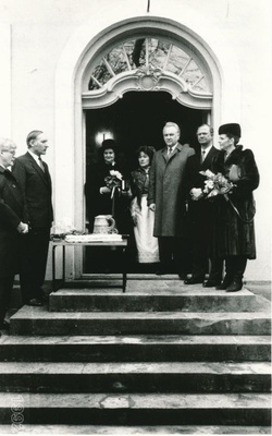 Photo. The King and Queen of Sweden visited Läänemaa 24.04.1992. At the stage of the Läänemaa Museum, the mayor of Haapsalu, Tiit Beeren, speaks when handing out the gifts of the city of Haapsalu.
Photo: M.Naumov.  similar photo
