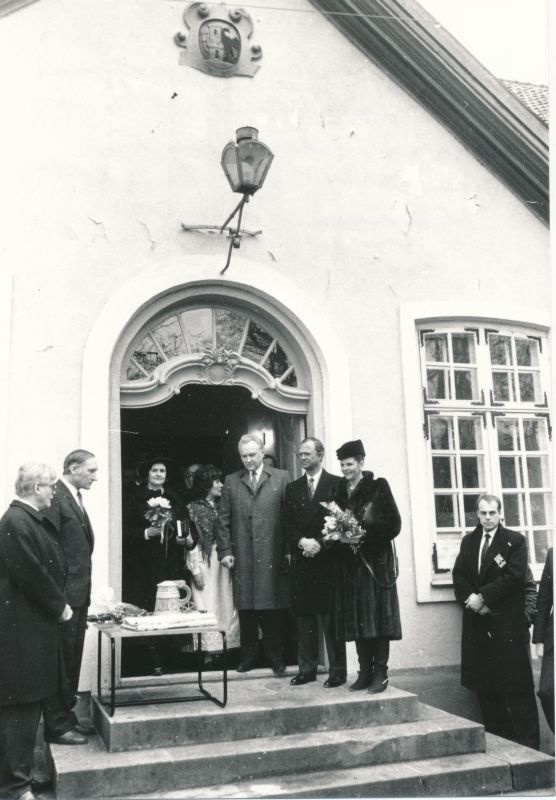 Photo. The King and Queen of Sweden visited Läänemaa 24.04.1992. Handing gifts to the city of Haapsalu at the steps of the Läänemaa Museum.
Photo: M.Naumov.
