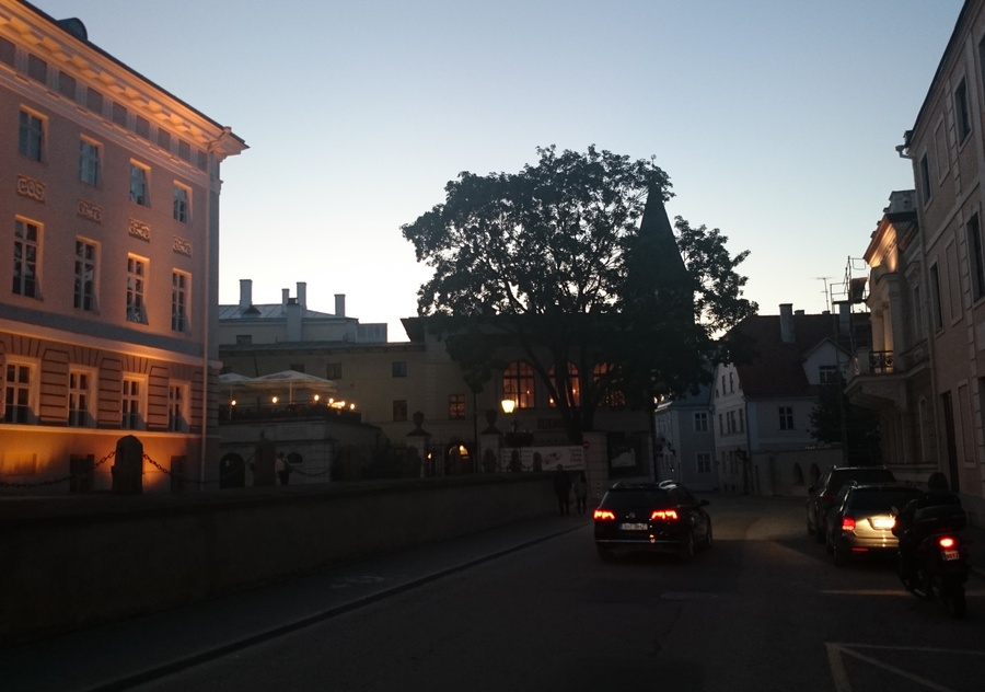 Ülikooli tänav, vaade üliõpilastemajale ja Jaani kirikule rephoto