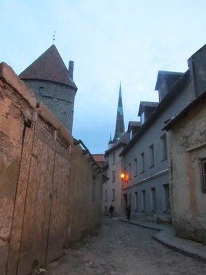 Tallinn, Laboratooriumi tänav, taga kindlustorn ja oleviste kiriku torn. rephoto