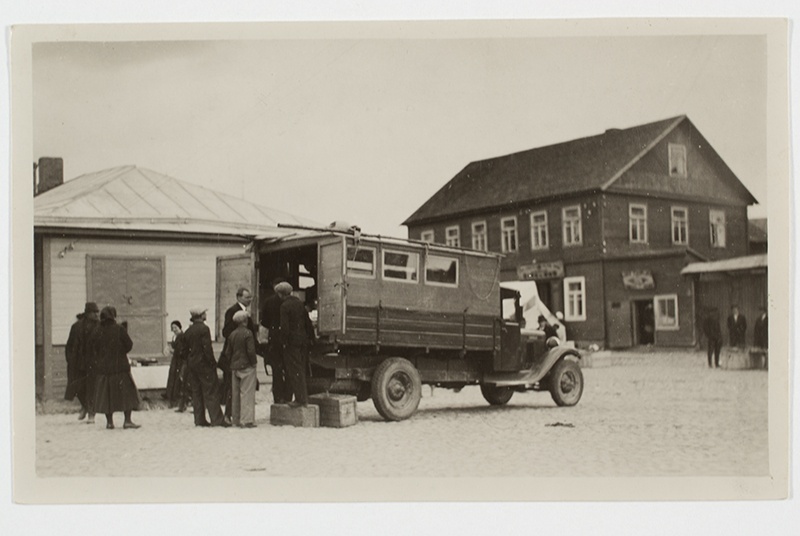The car of the shopkeeper, built on the truck, can also be used as a shop, Petseri