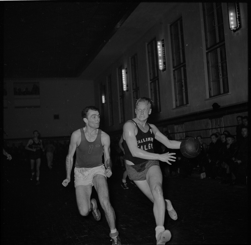 Tallinna "Kalevi" korvpallimeeskond  võistlemas